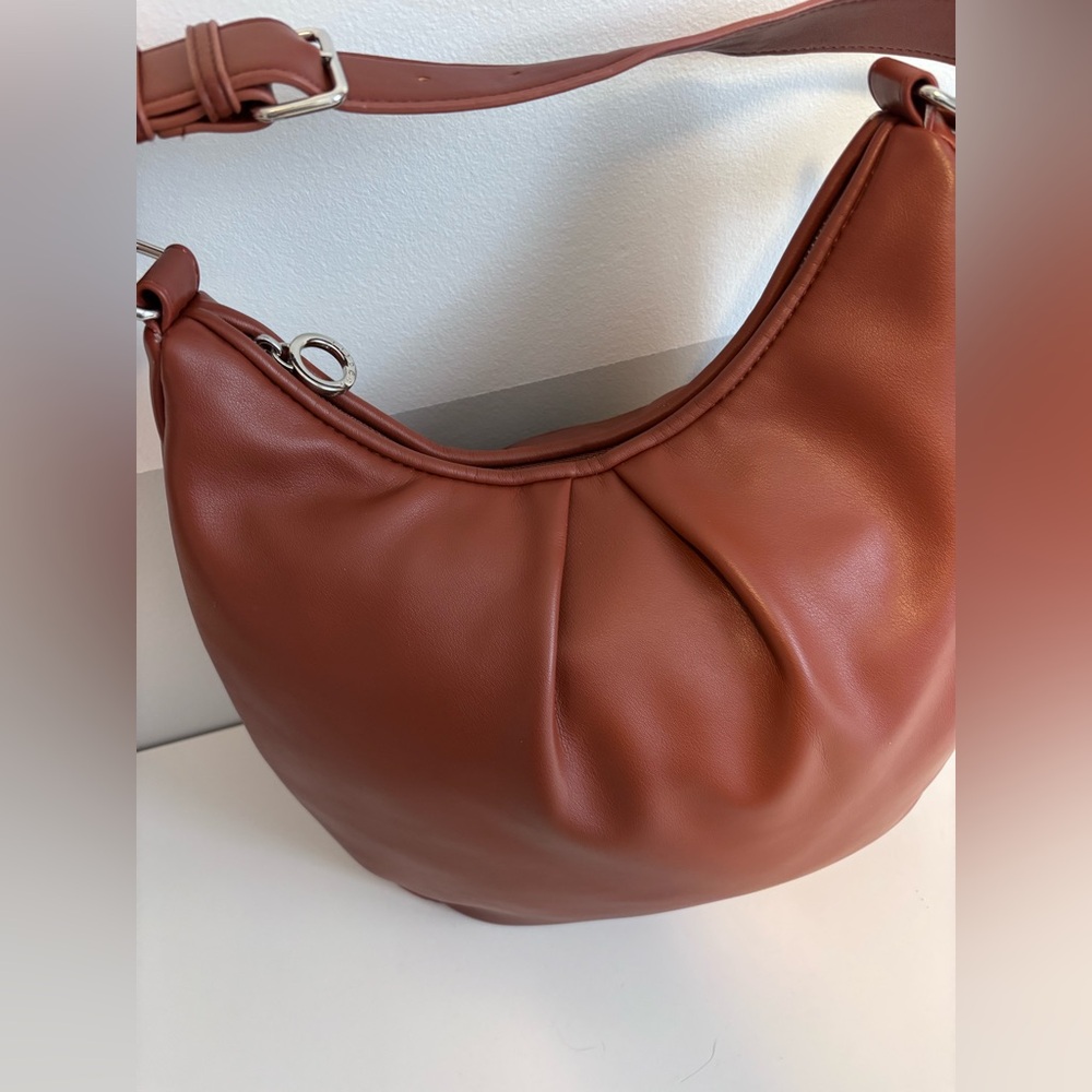 Bugatti Elegant Brown Leather Shoulder Bag - Picture 5 of 9